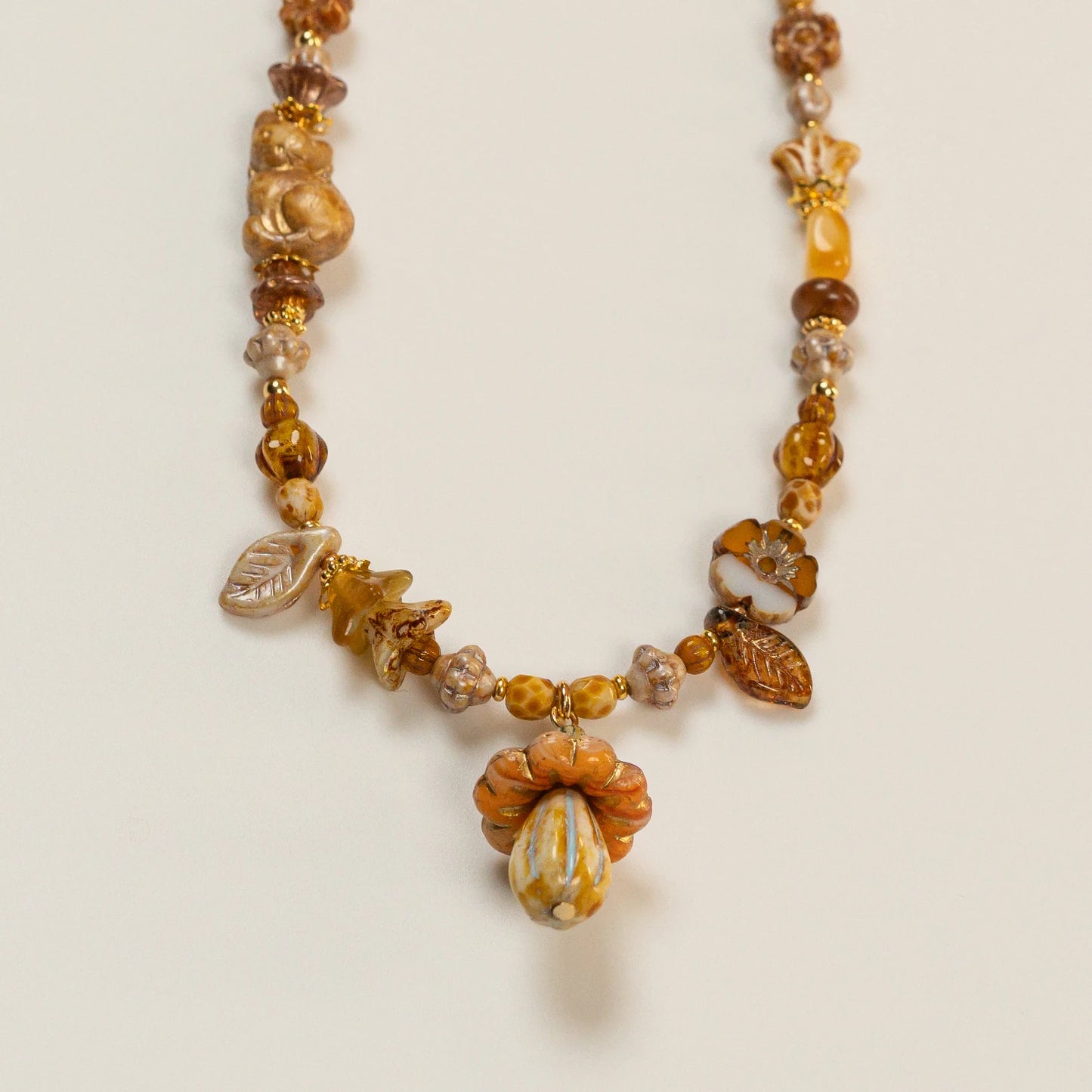 Kralenketting met paddenstoel hoofdkraal