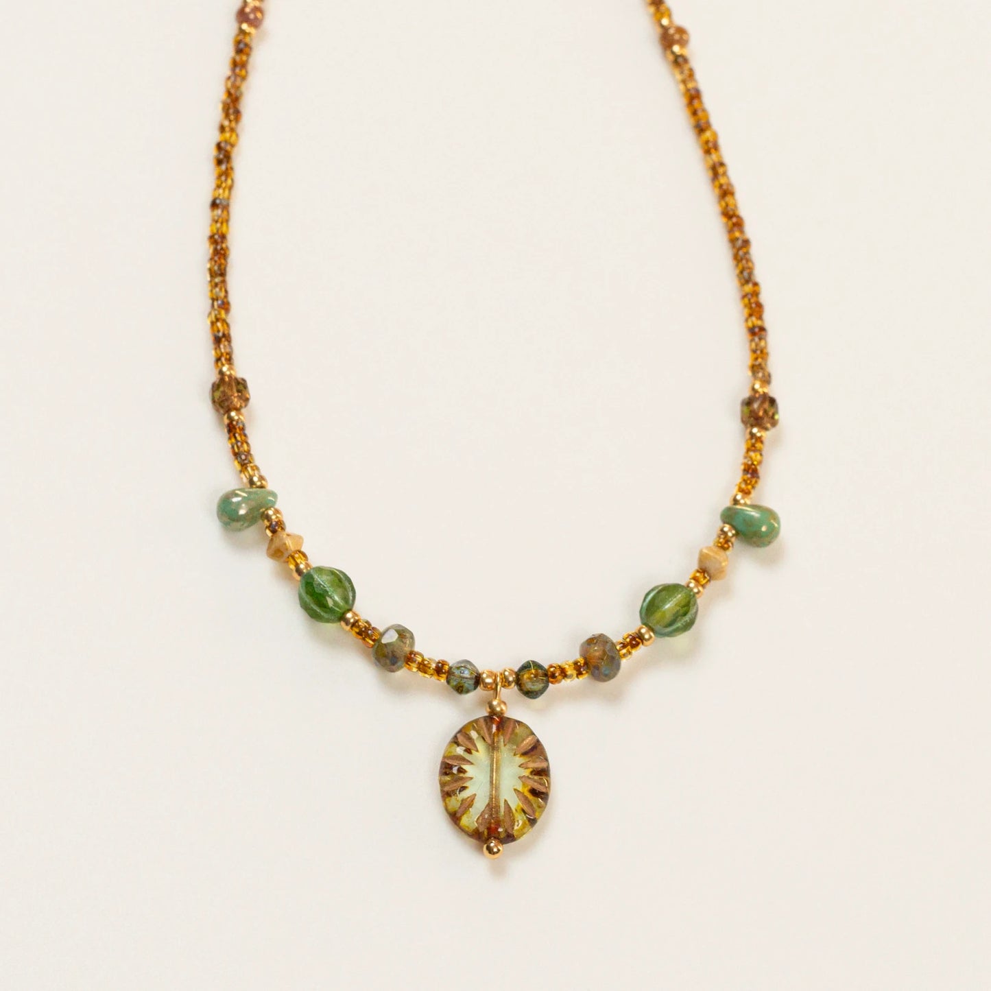 Kralenketting met groene blad