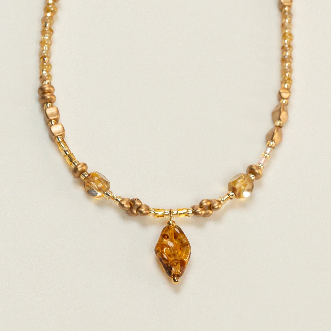 Kralenketting met gouden twisted leaf