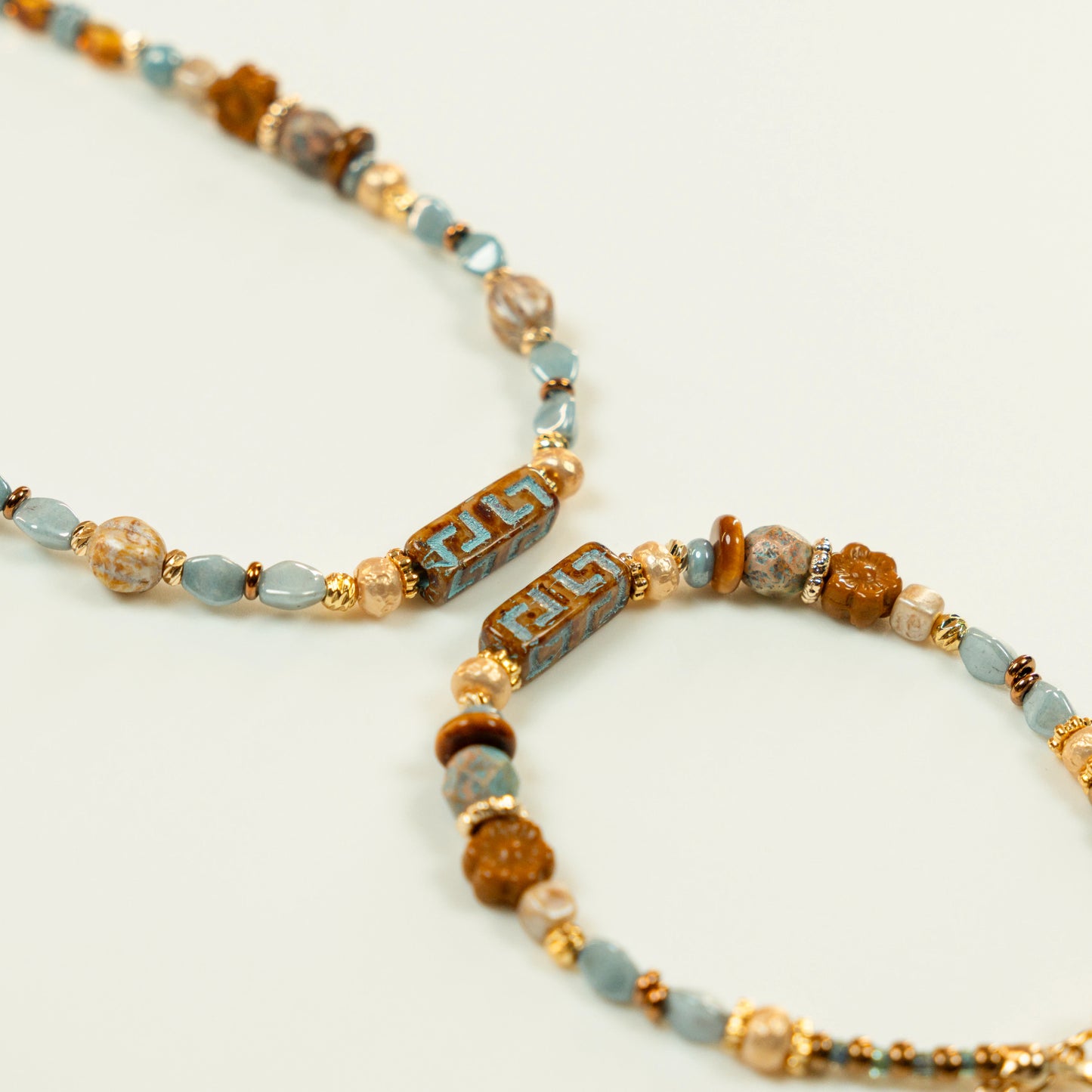 Kralenarmband met Romeinse meanderpilaar