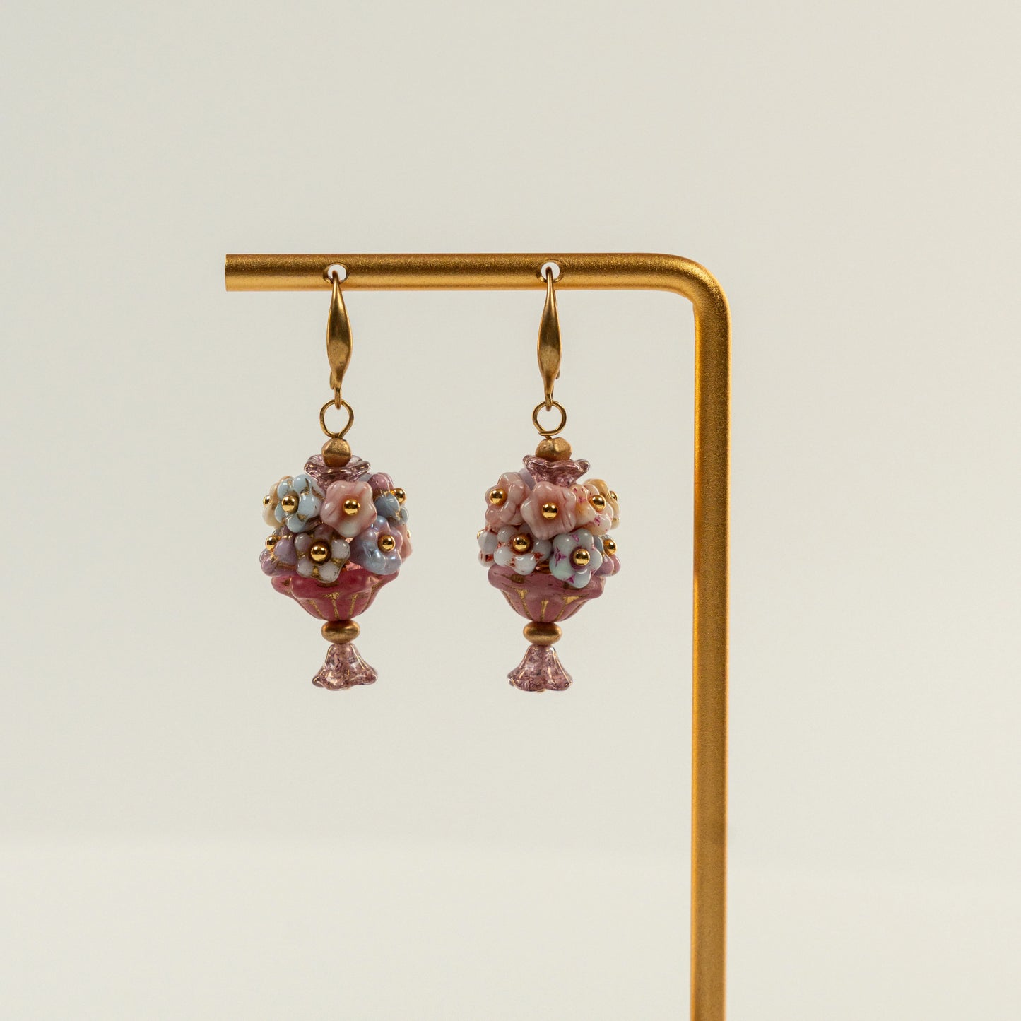 Kraaltjes oorbellen in de vorm van een boeket