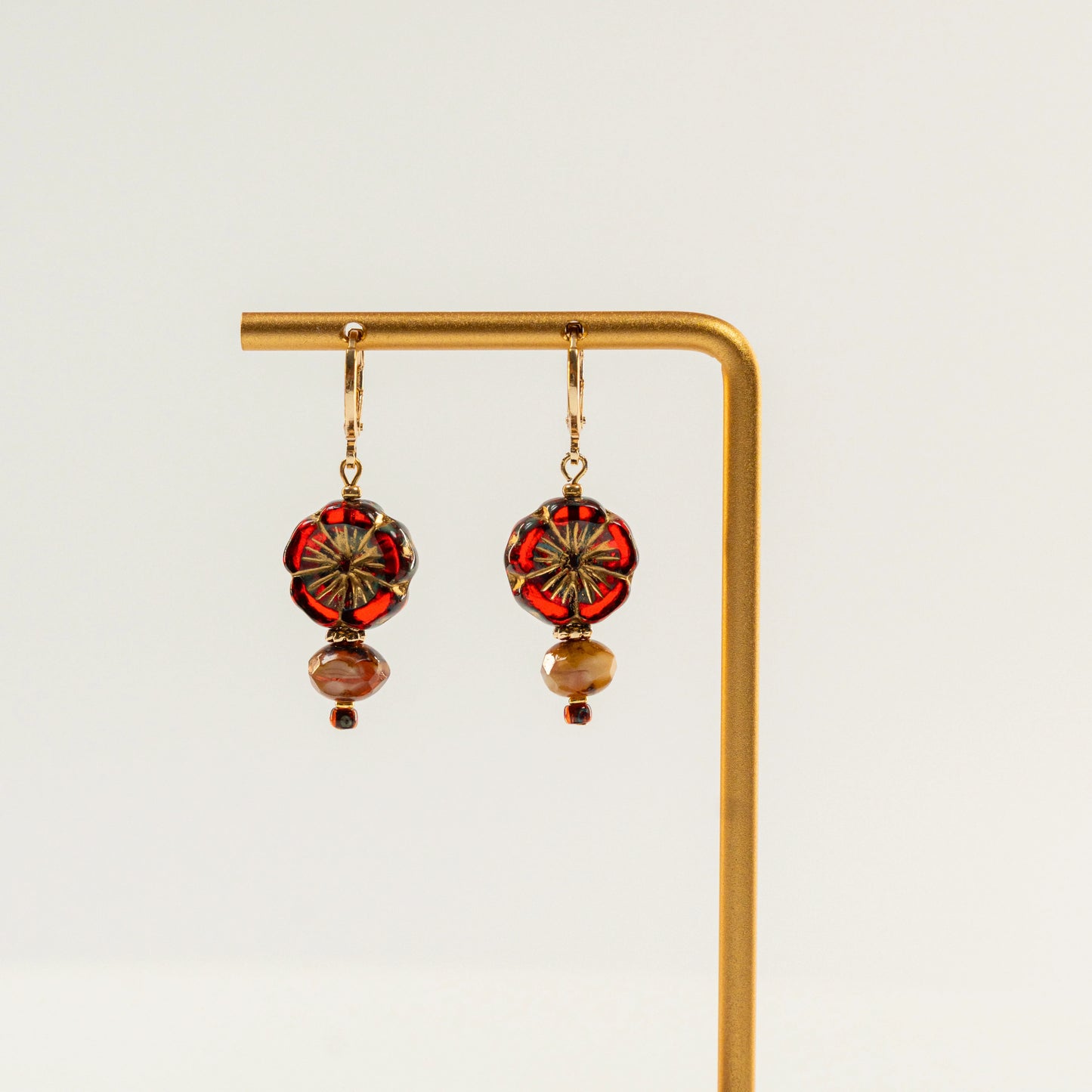 Kraaltjes oorbellen met rode bloem