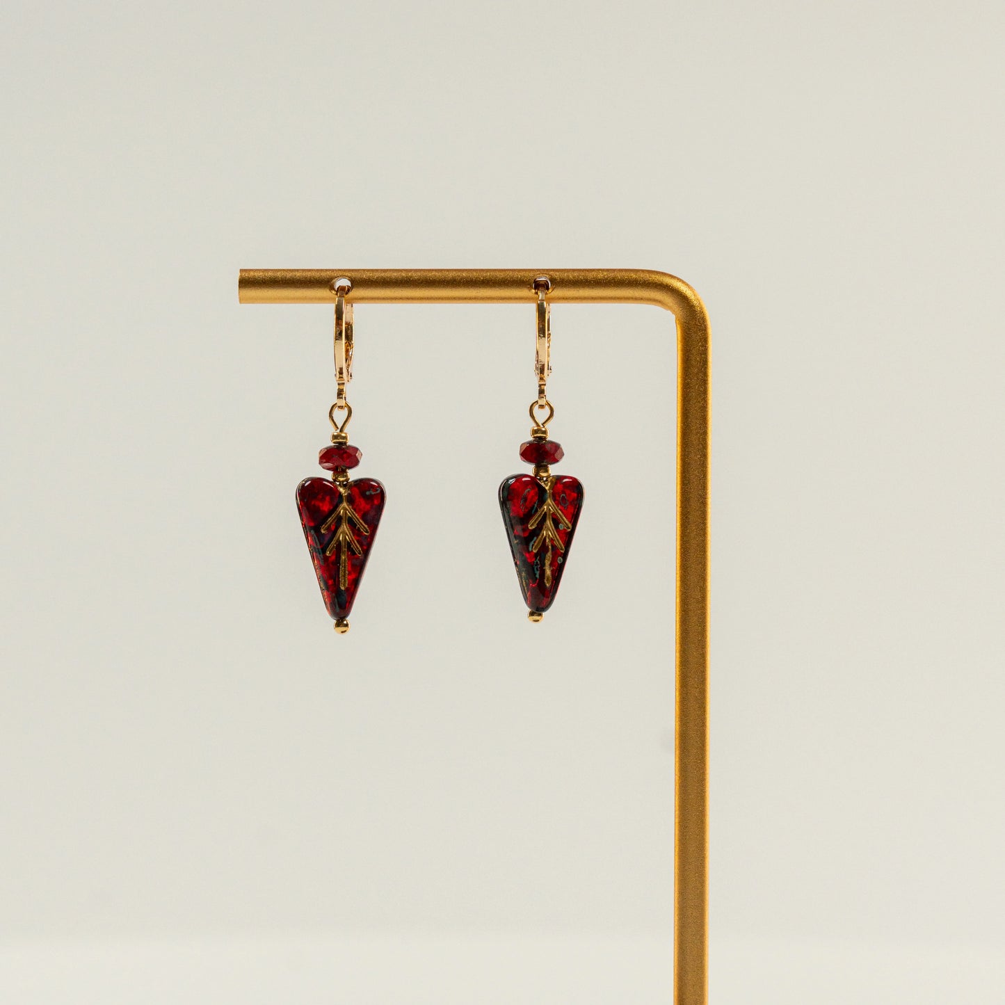 Kraaltjes oorbellen met hartvormige bladkraal