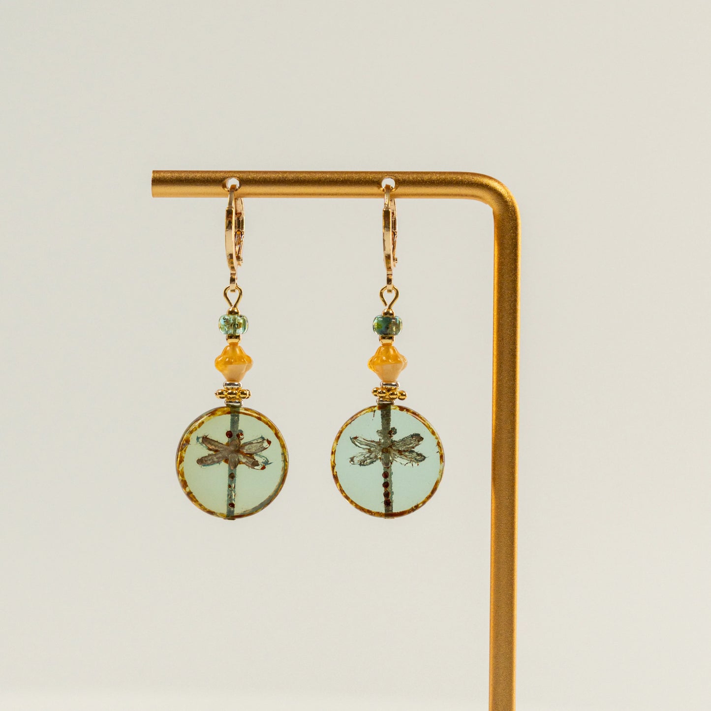 Kraaltjes oorbellen met libellevormige kralen