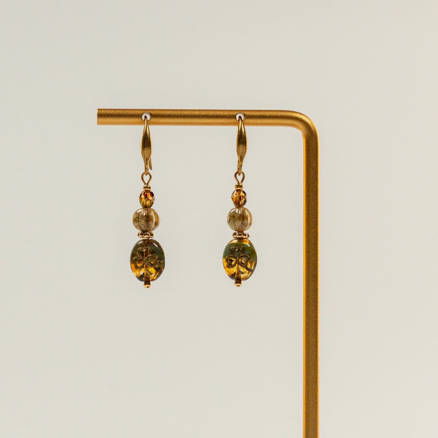 Kraaltjes oorbellen met klavervormige kraal