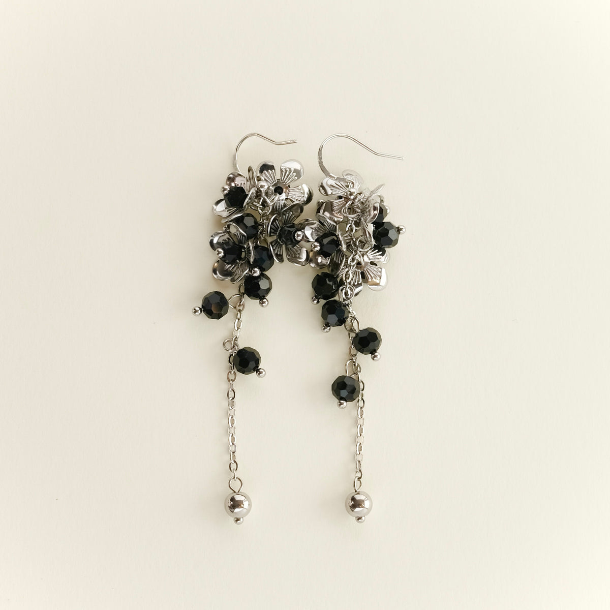 Black spinel flower long earrings