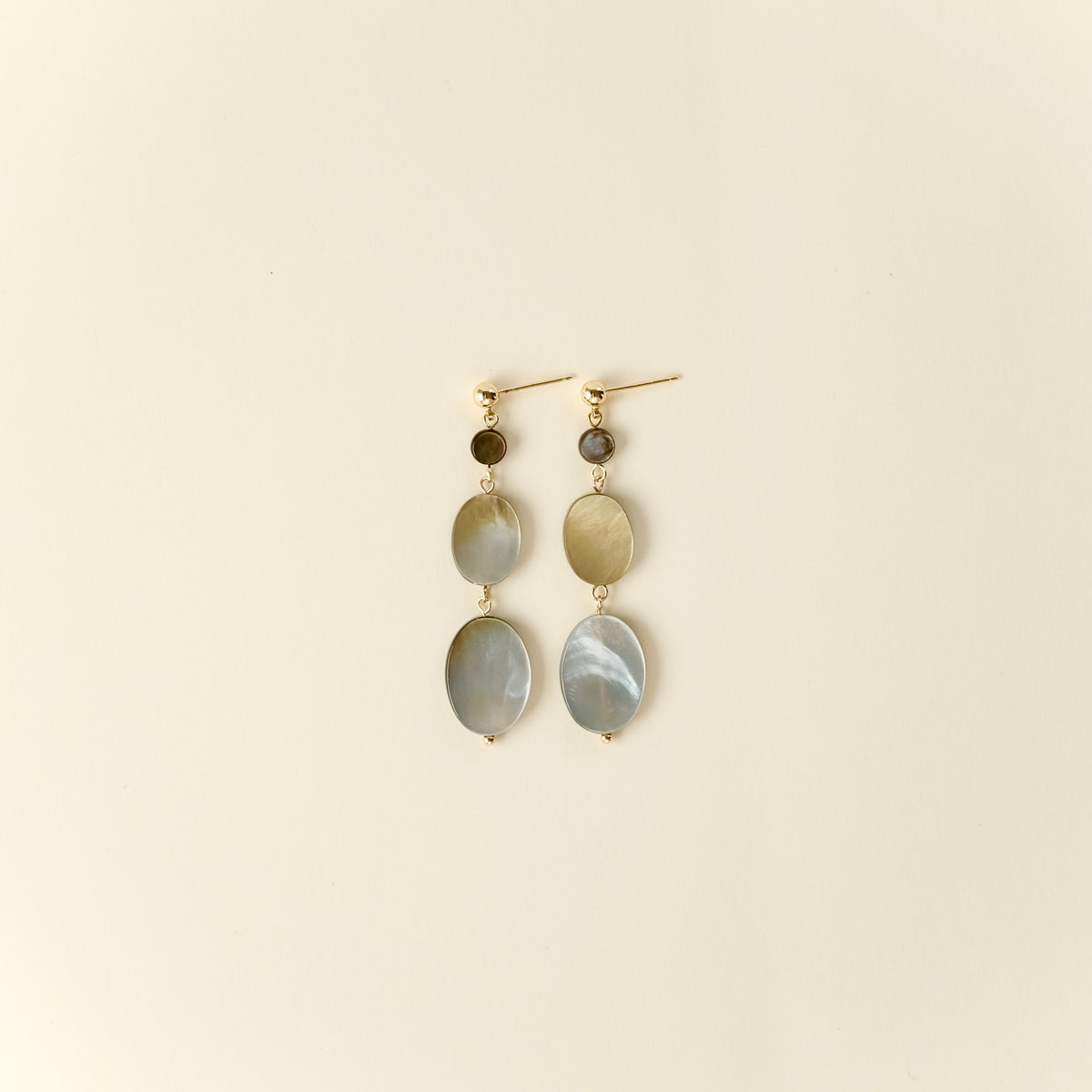 Grey nacre earrings
