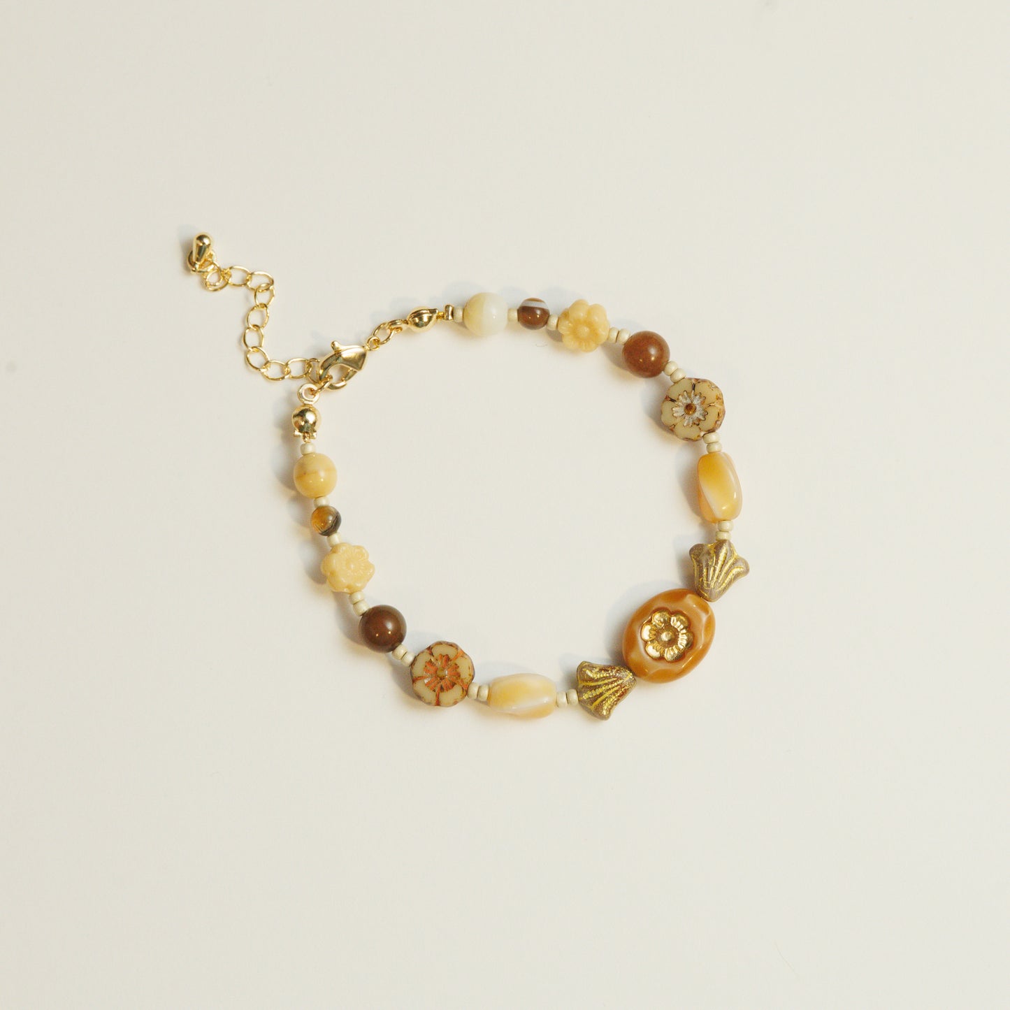 Handgemaakte Crèmekleurige Tsjechische Kralenarmband – Bubble Tea