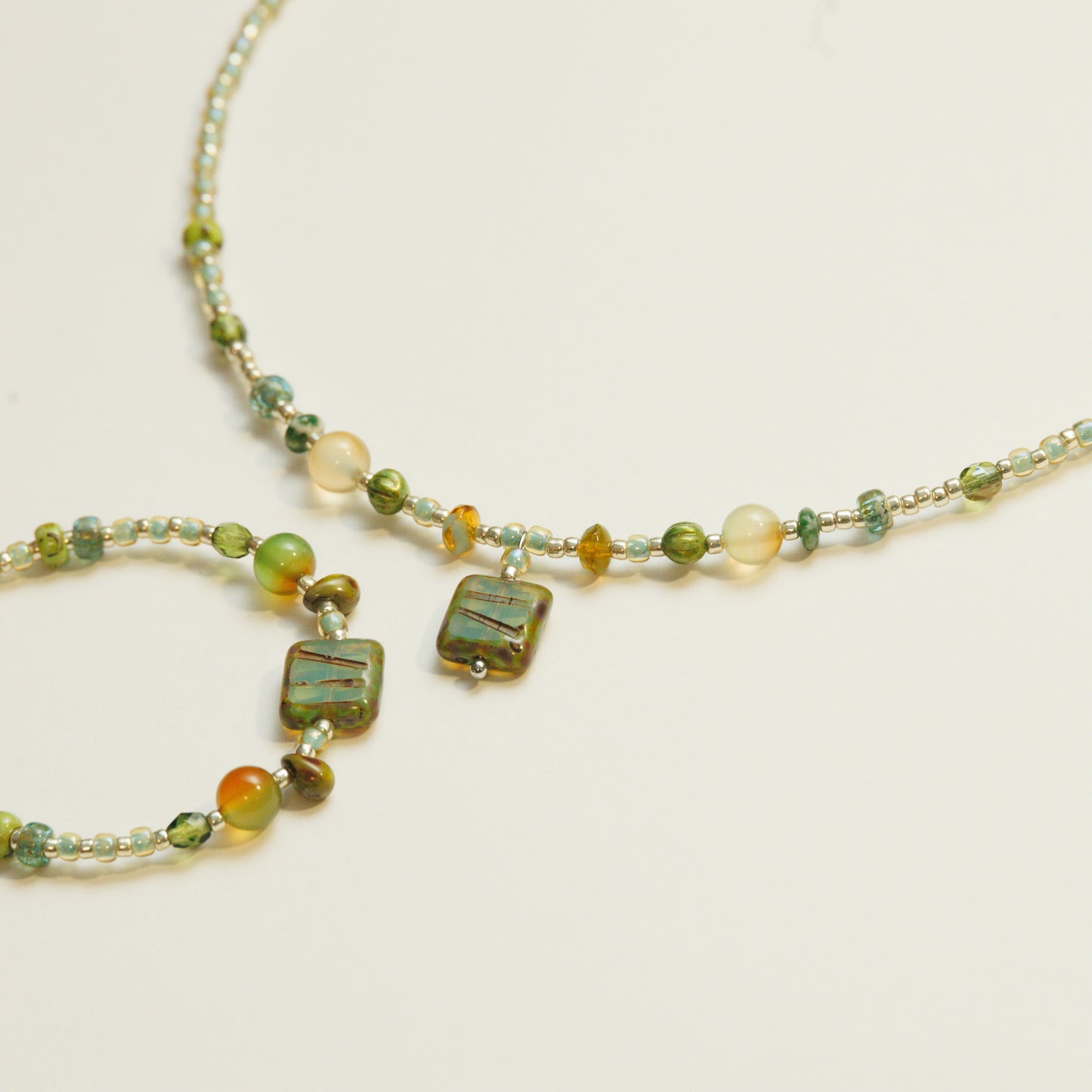 Kralen ketting met agaat en Tsjechisch glas in groentinten