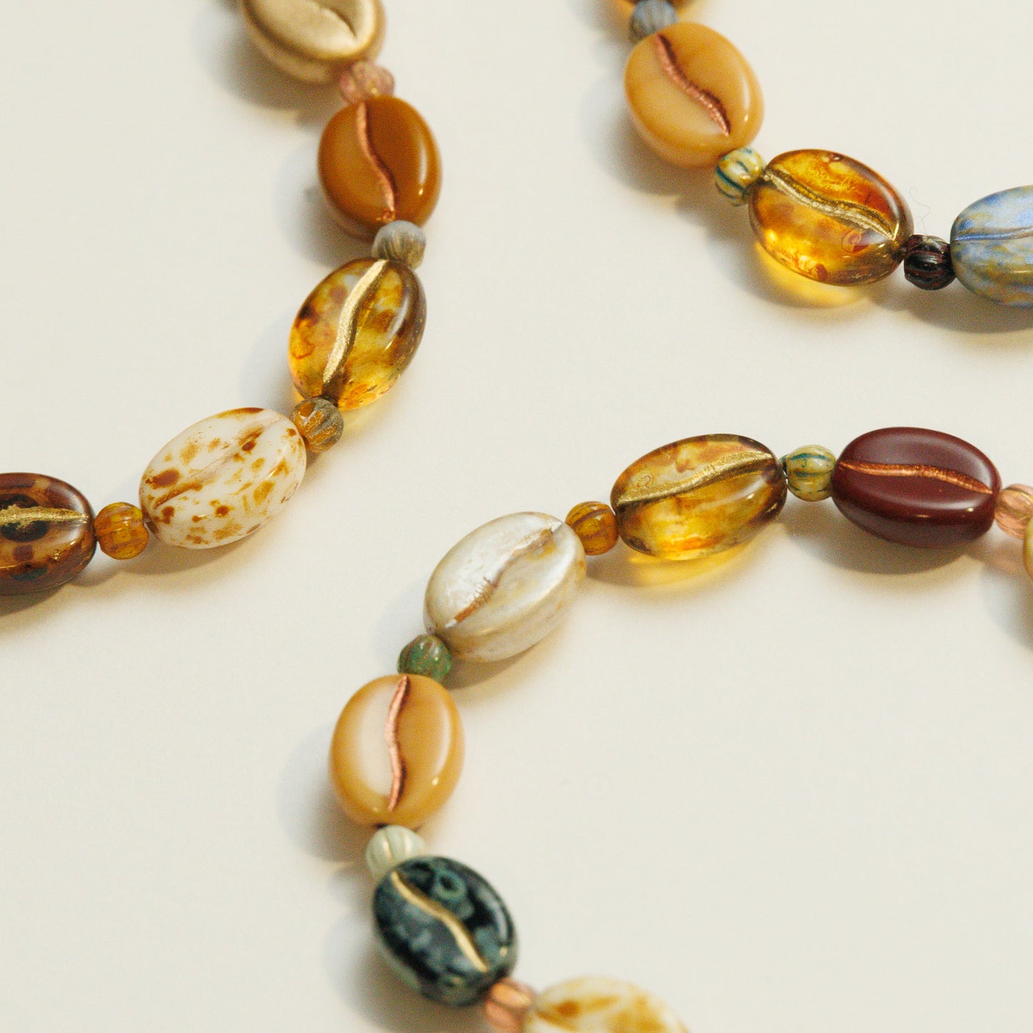 Handgemaakte Bonte Koffieboon Tsjechische Kralenarmband