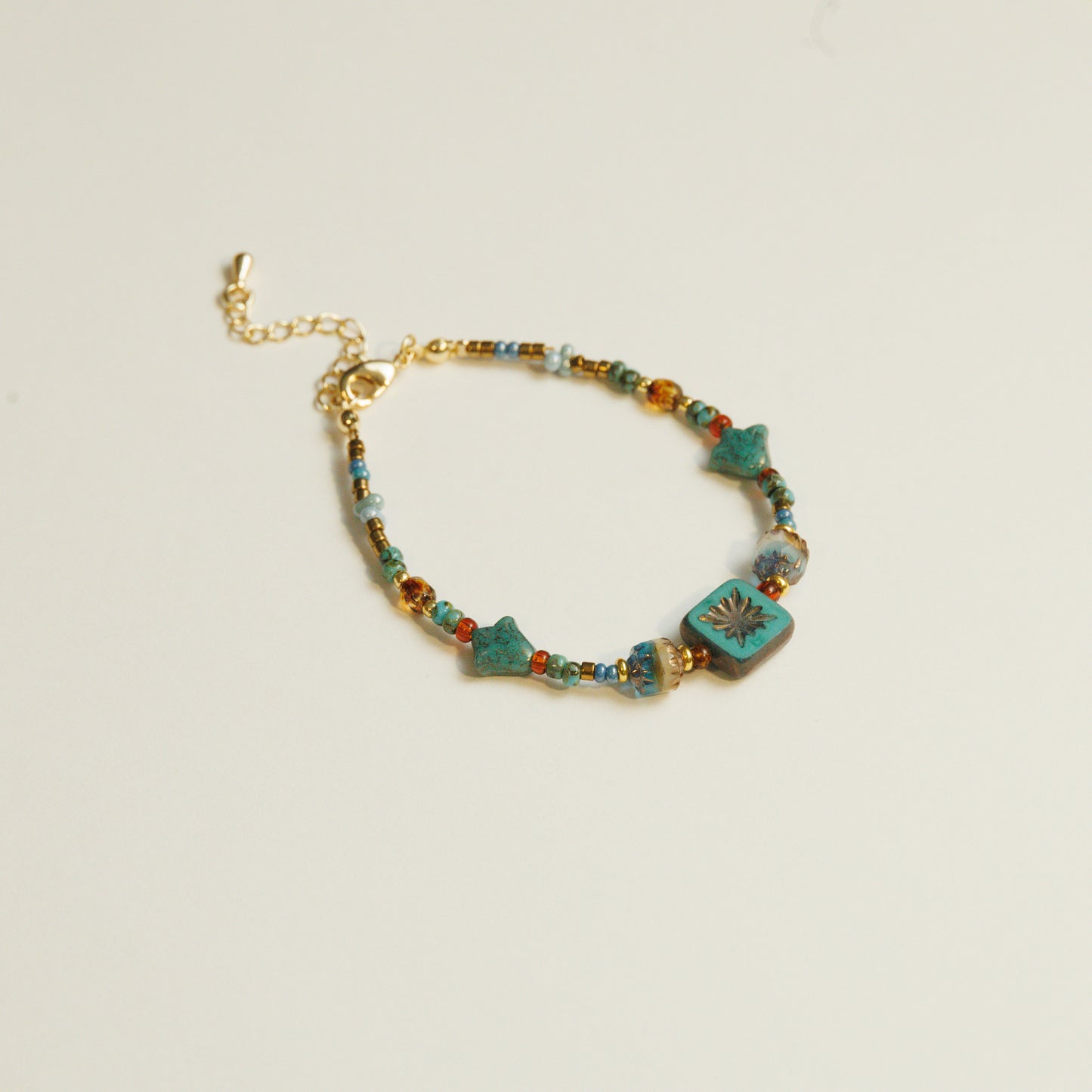 Driekleurige kralenarmband van Tsjechisch glas