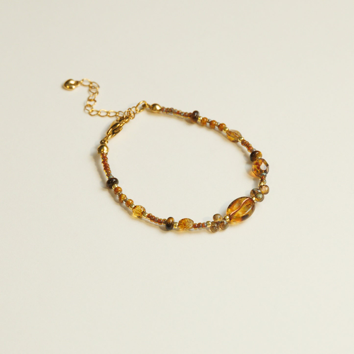 Kralenarmband met tijgeroog en koffieboonvormige kraal