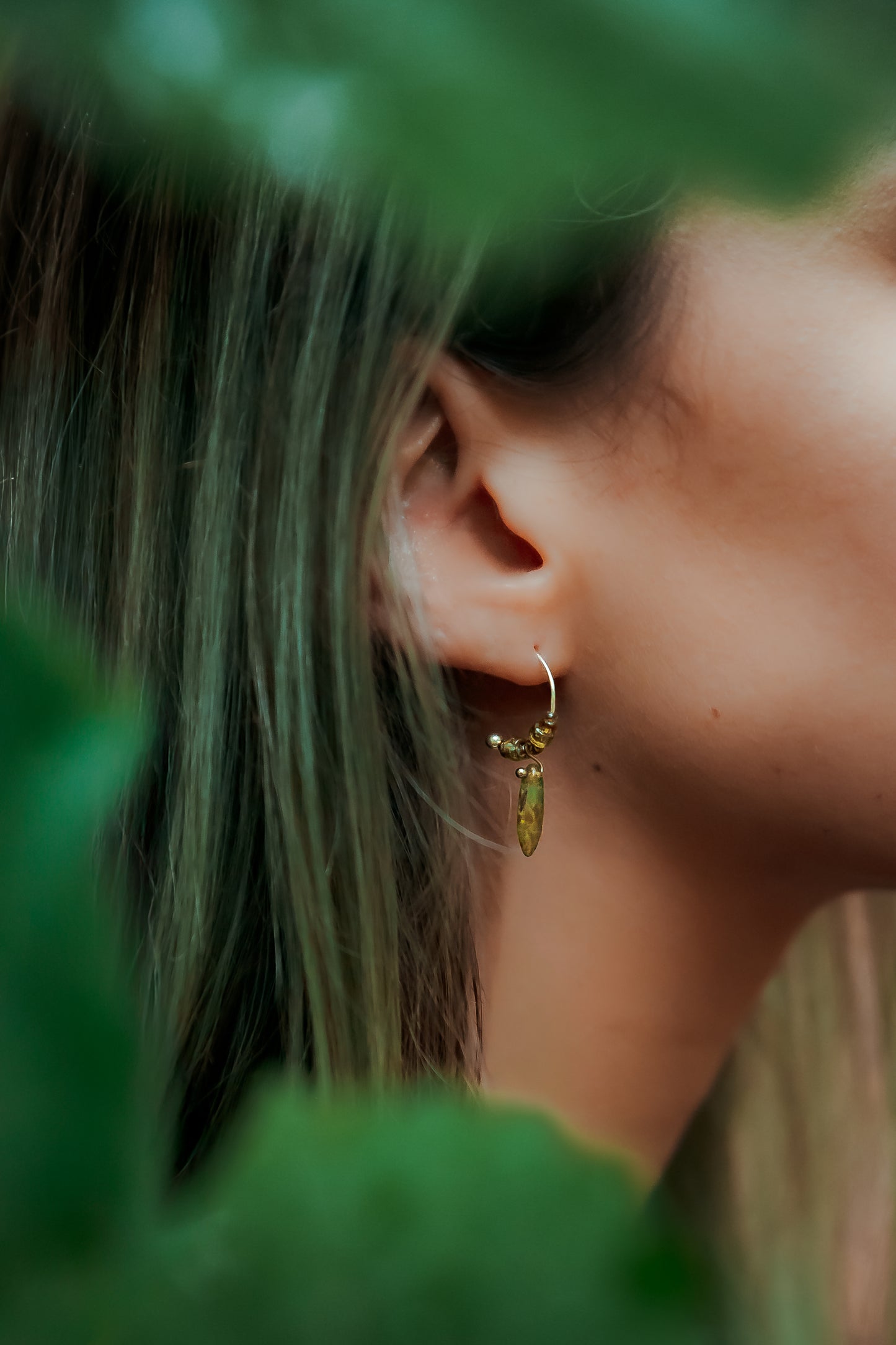 Kraaltjes oorbellen met zilveren oorringen en zwaardvormige kralen