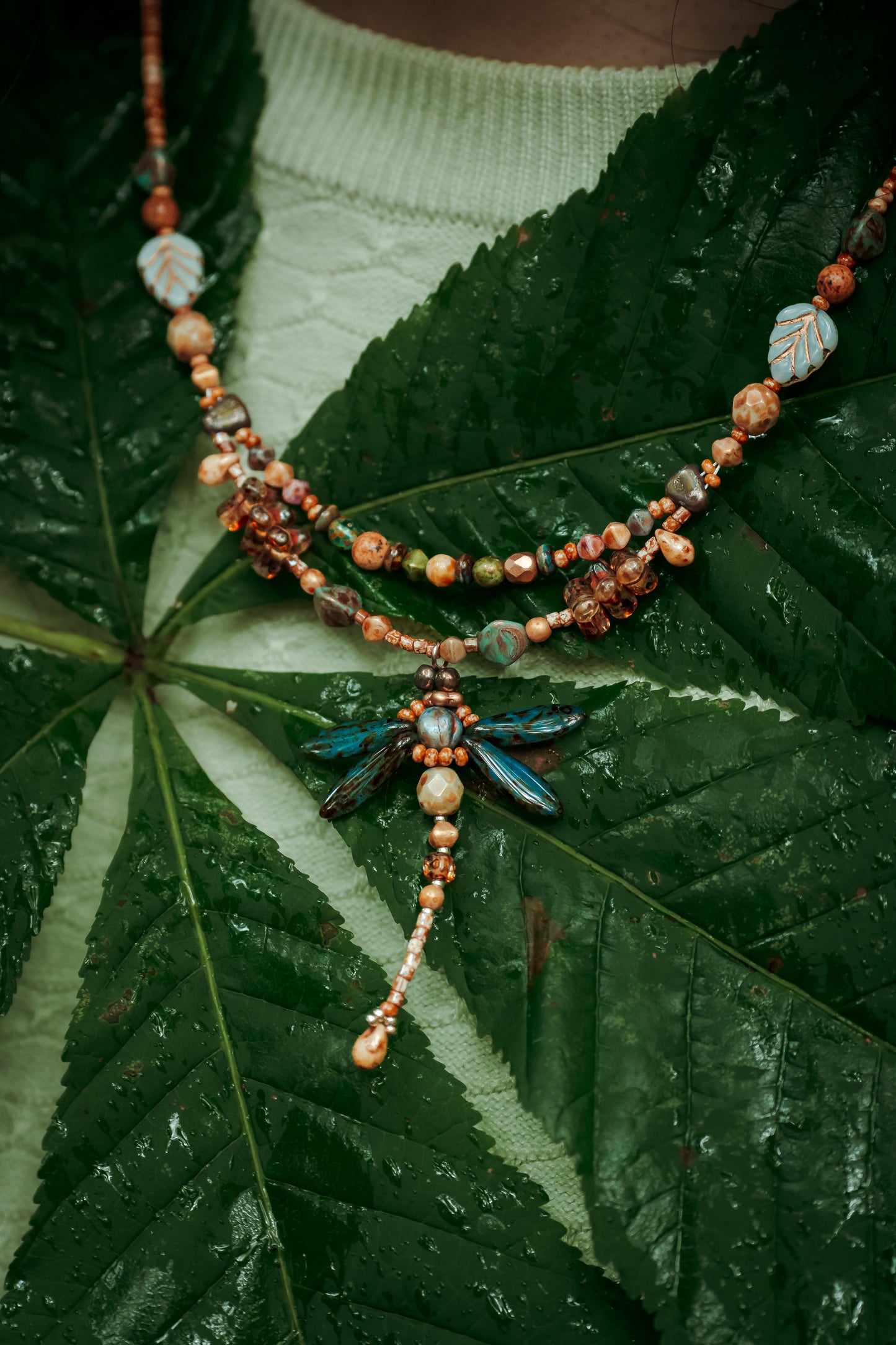 Libelle ketting met kralen weeftechniek in aardetinten