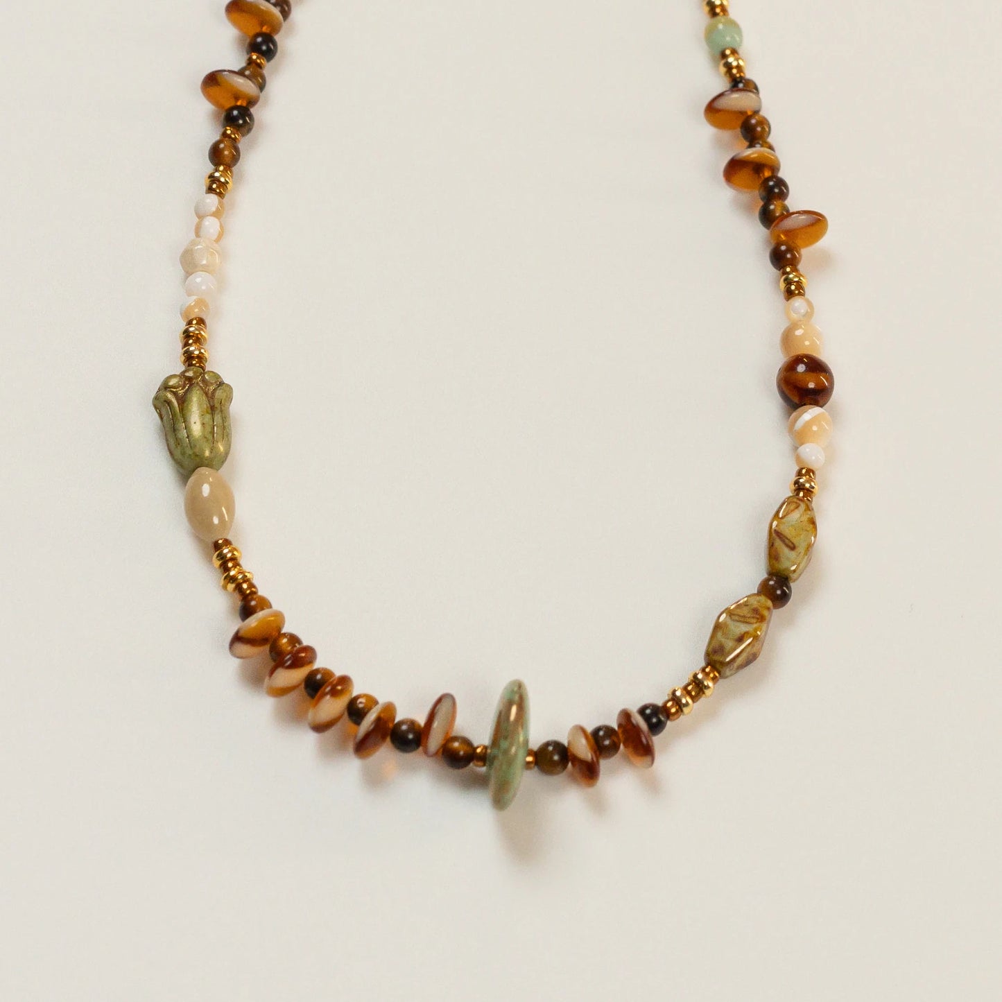 Kralenketting met tijgeroog geïnspireerd op rozemarijn