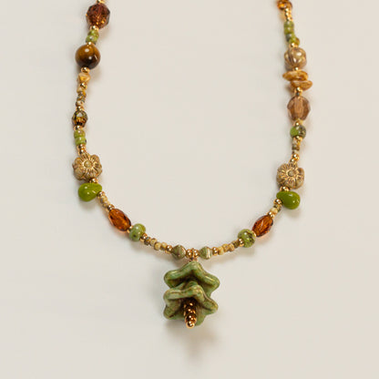 Kralenketting met denvormige hoofdkraal en tijgeroog