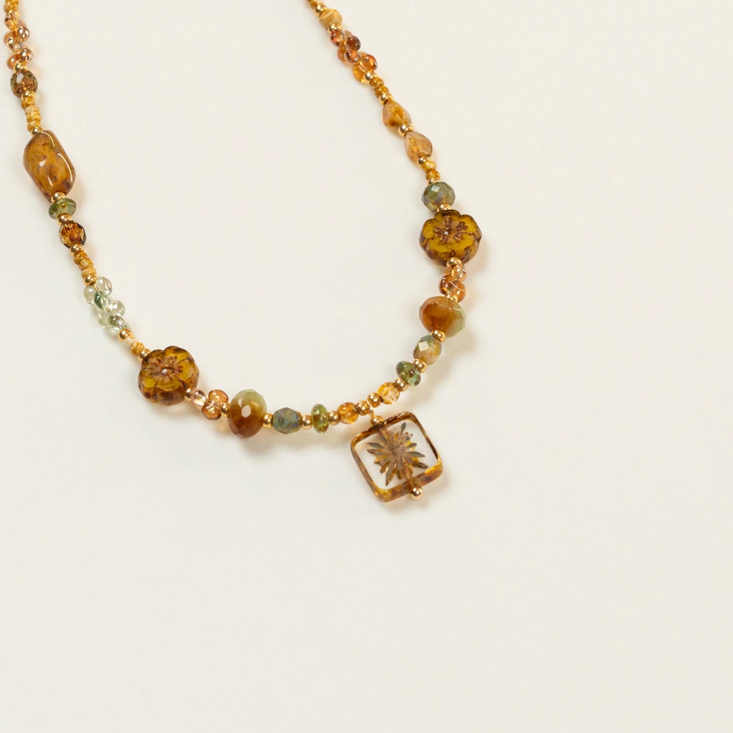 Kralenketting met karamelkleurige kralen