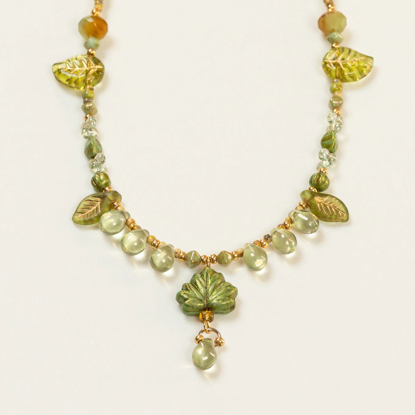 Kralenketting met groene blad- en druppelkralen