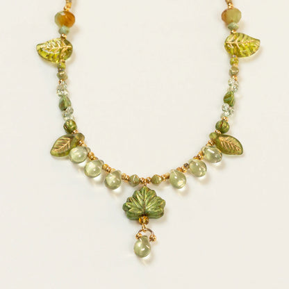 Kralenketting met groene blad- en druppelkralen