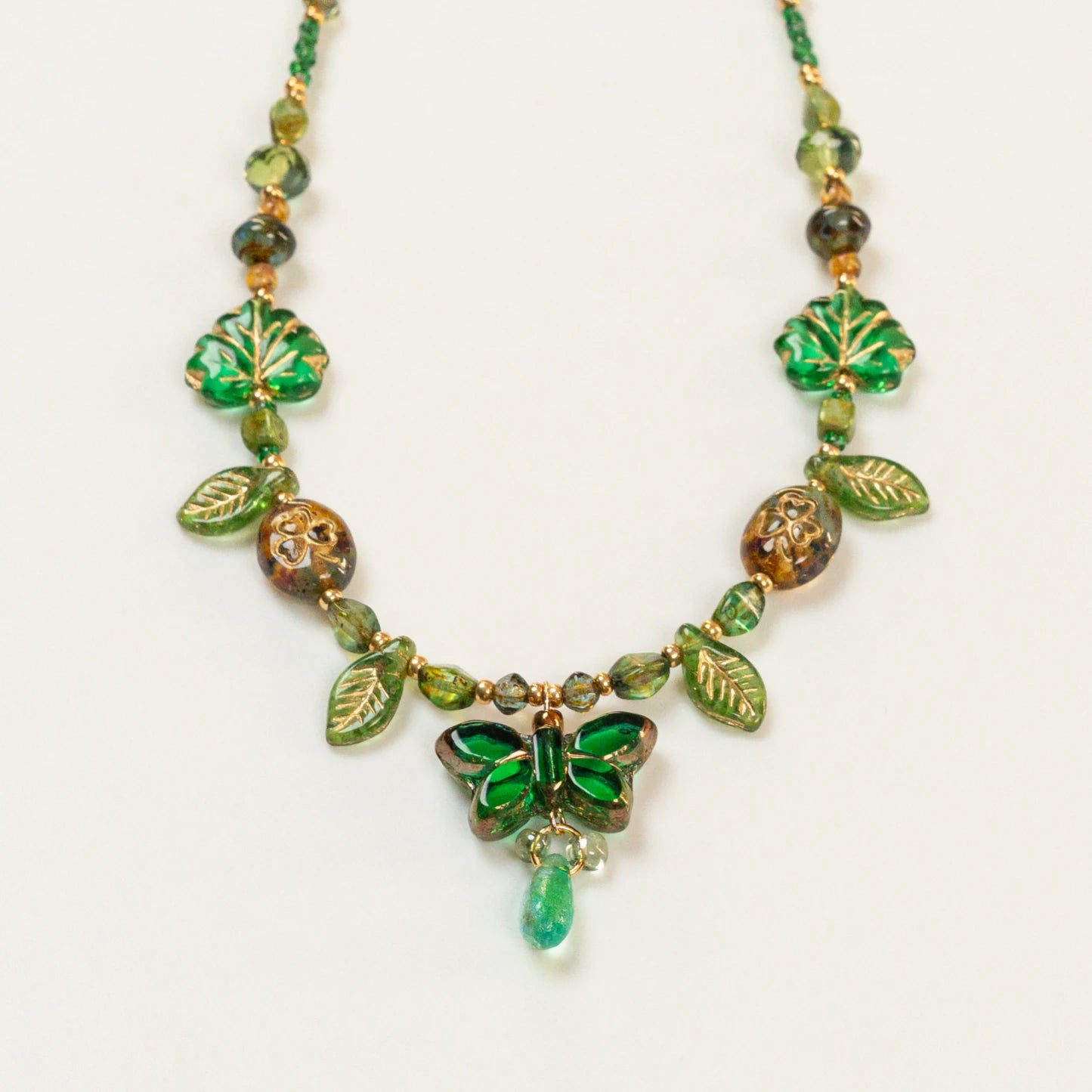 Kralenketting met vlindervormige in bosgroen