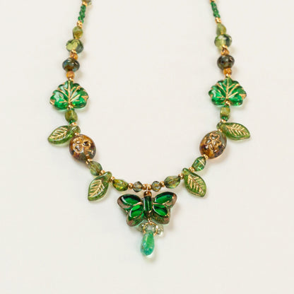 Kralenketting met vlindervormige in bosgroen