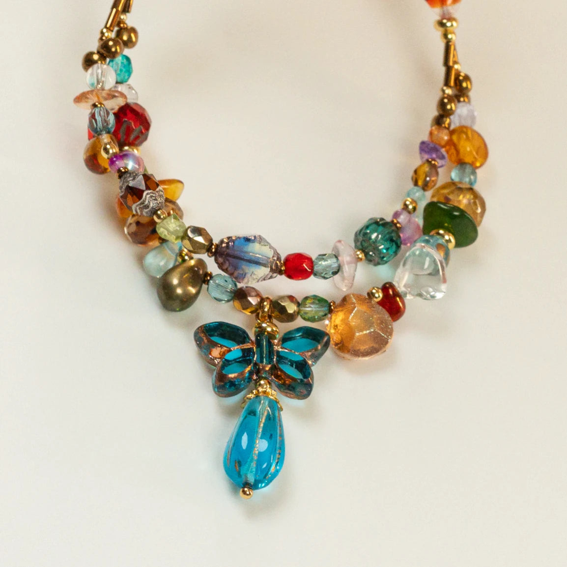 Dubbele kralenketting met blauwe vlindervormige