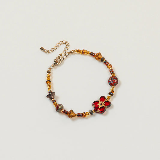 Kralenarmband met rode bloem