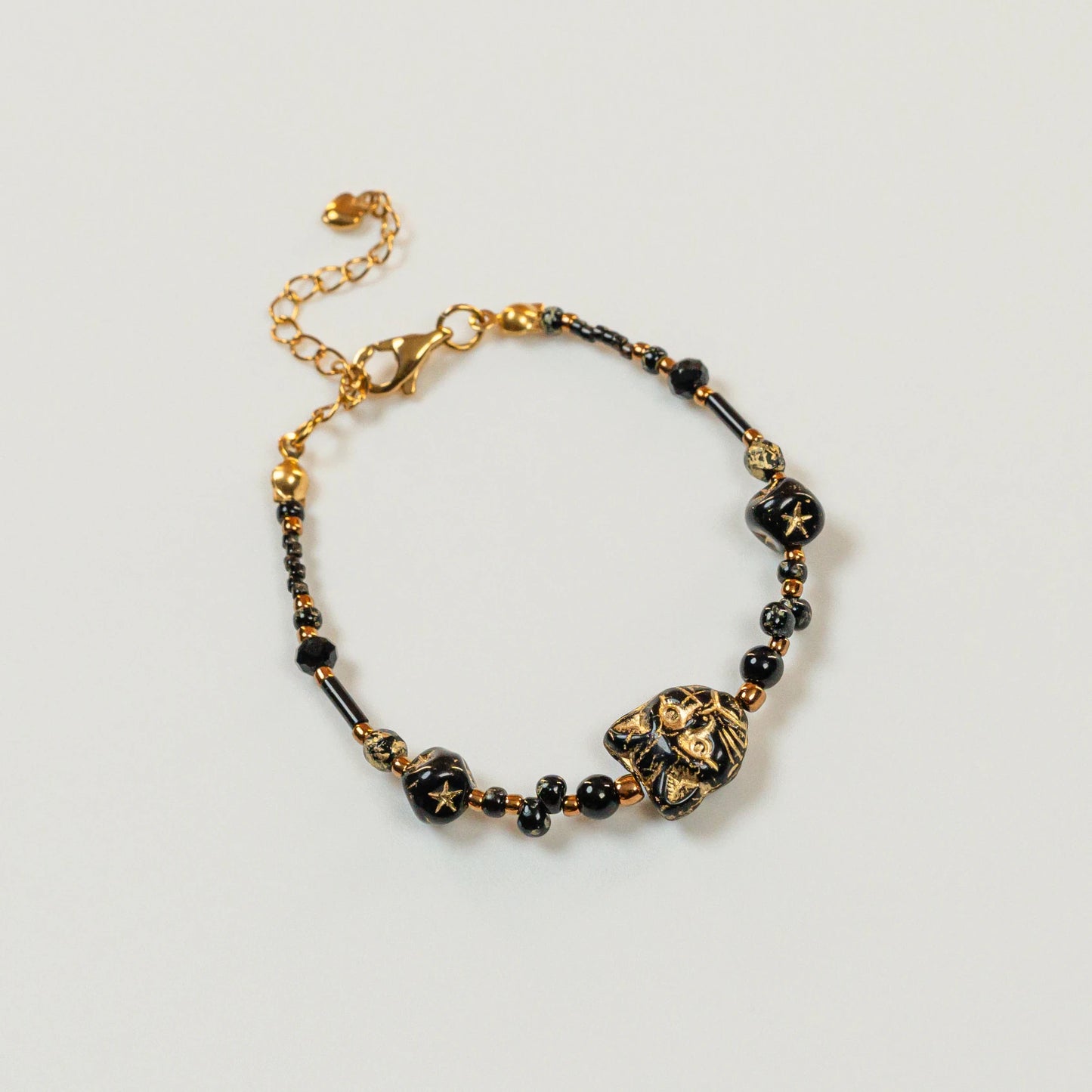 Kralenarmband met zwarte agaat en katkraal