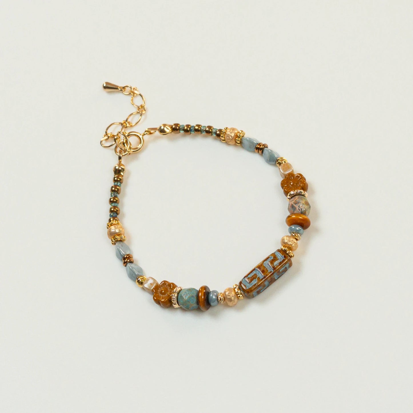 Kralenarmband met Romeinse meanderpilaar