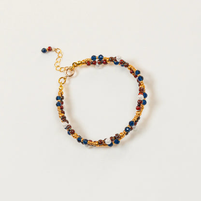 Kralenarmband van lapis lazuli, gevlochten ontwerp