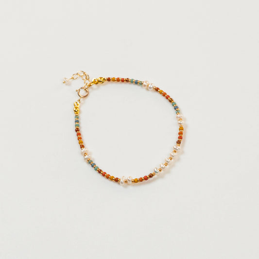 Kralenarmband met regenboogkleurige kralen en parels