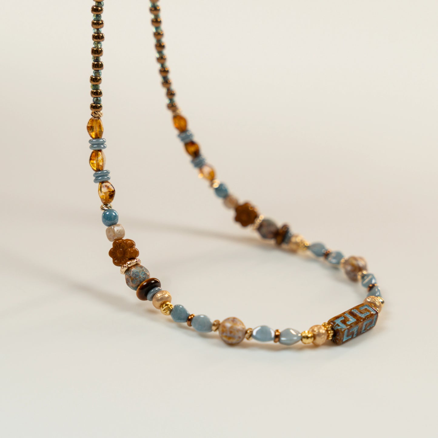 Kralenketting met Romeinse meanderpilaar