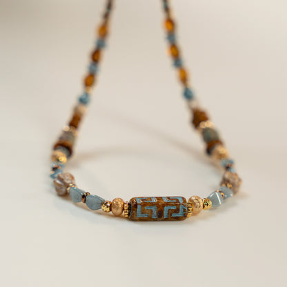 Kralenketting met Romeinse meanderpilaar