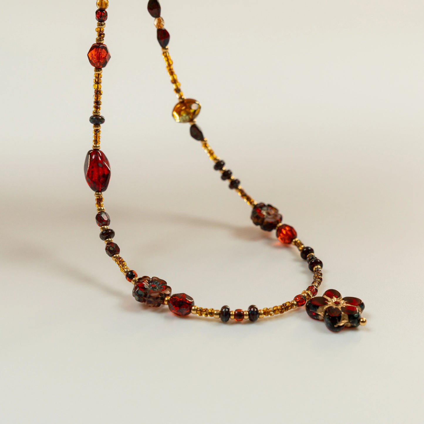 Kralenketting met rode bloem