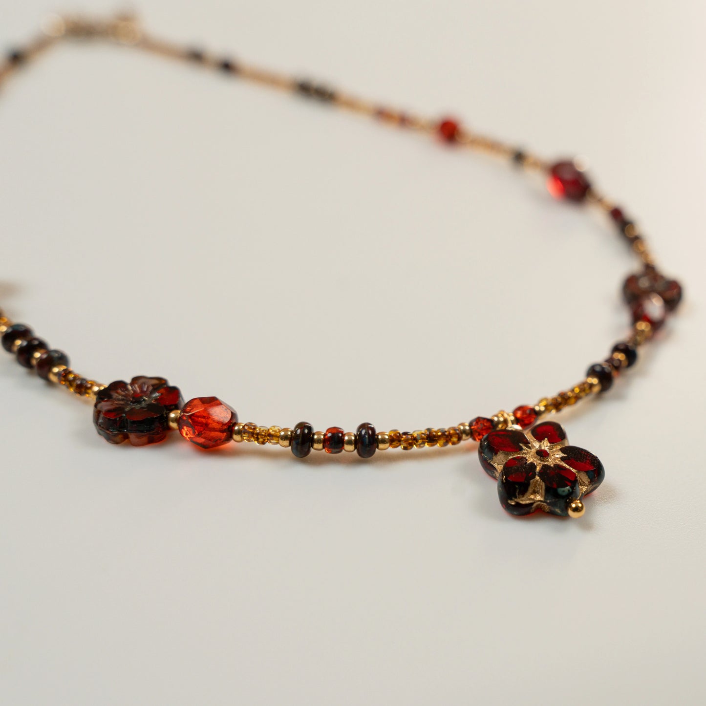 Kralenketting met rode bloem