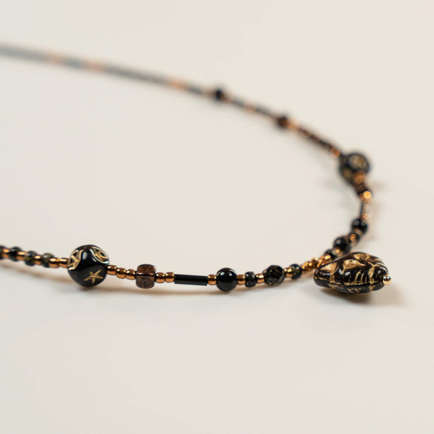 Kralenketting met zwarte agaat en katkraal