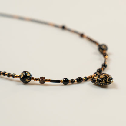 Kralenketting met zwarte agaat en katkraal