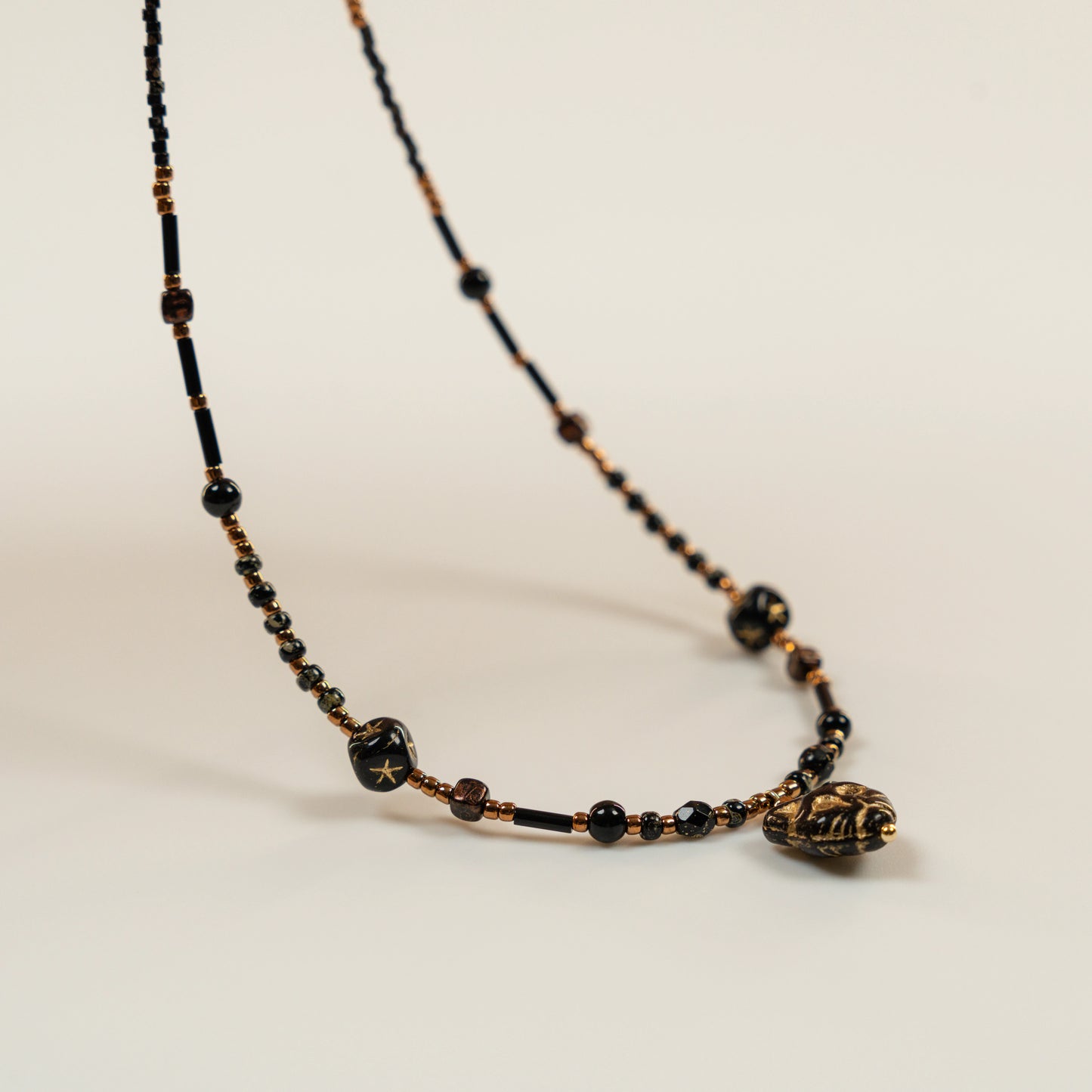 Kralenketting met zwarte agaat en katkraal