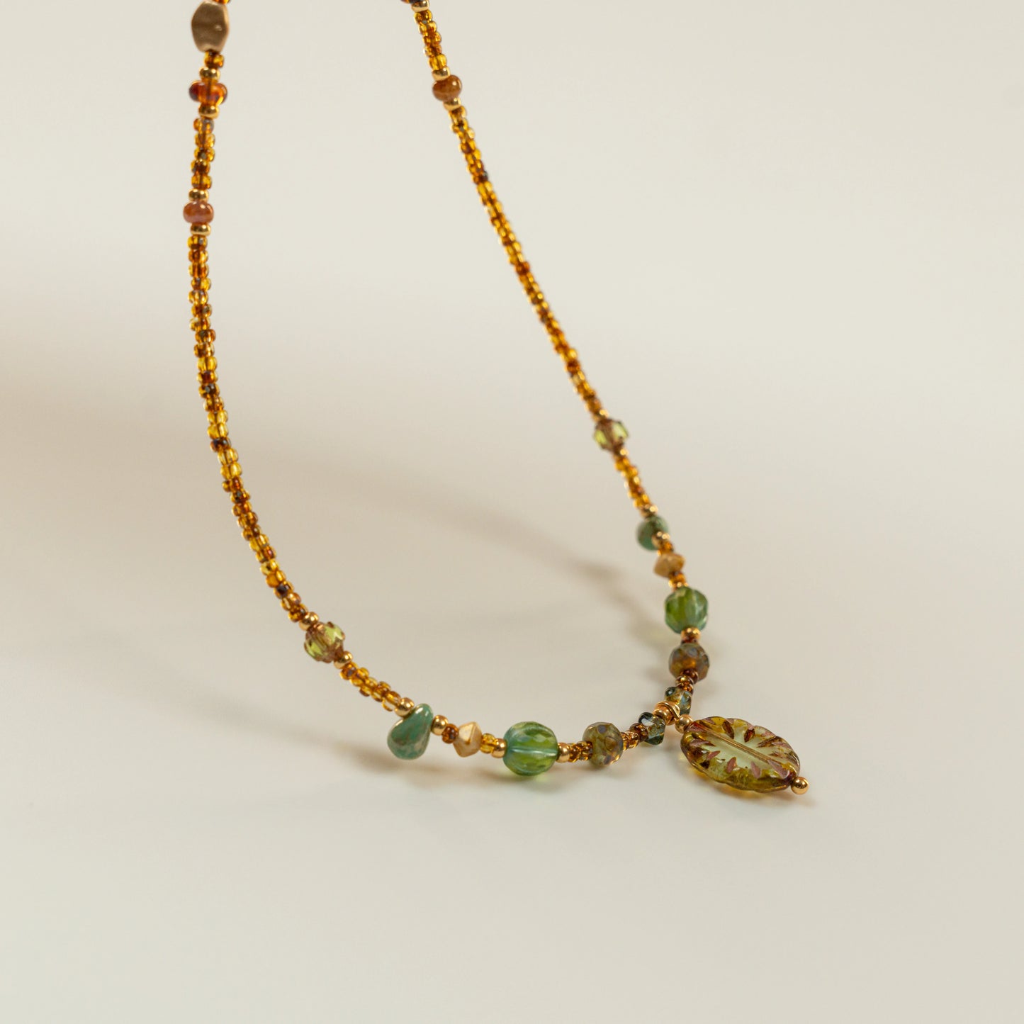 Kralenketting met groene blad
