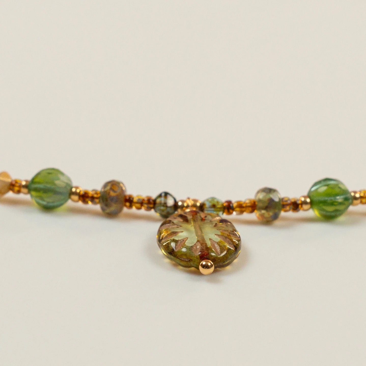 Kralenketting met groene blad