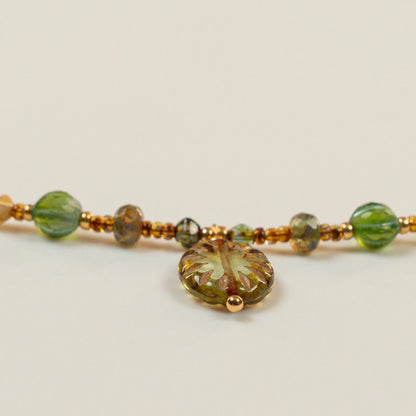 Kralenketting met groene blad