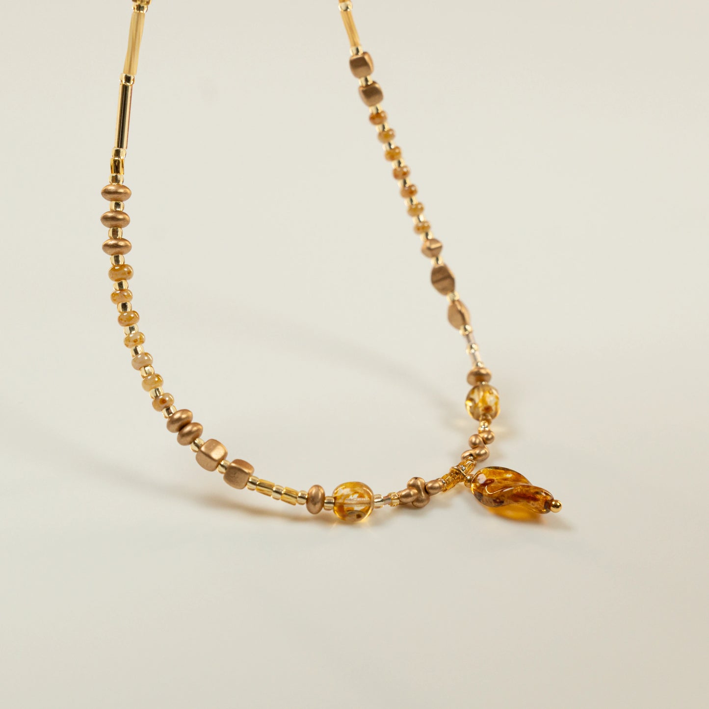 Kralenketting met gouden twisted leaf