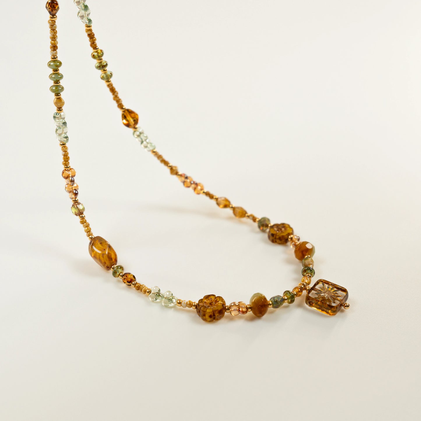 Kralenketting met karamelkleurige kralen