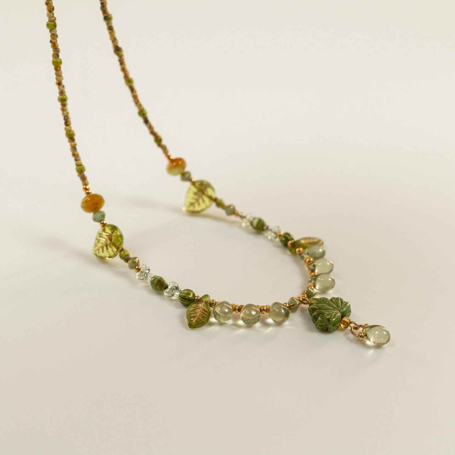 Kralenketting met groene blad- en druppelkralen