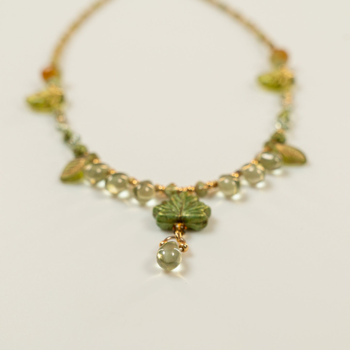 Kralenketting met groene blad- en druppelkralen