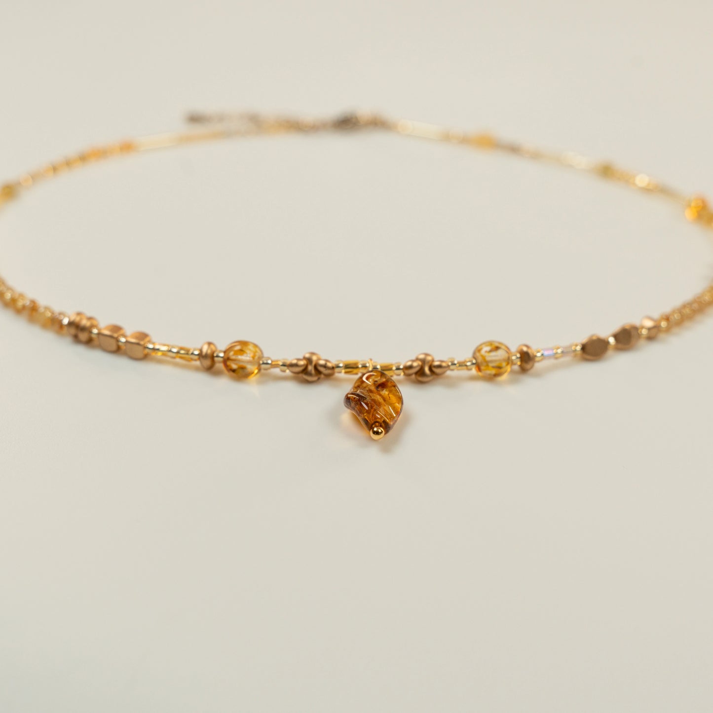 Kralenketting met gouden twisted leaf