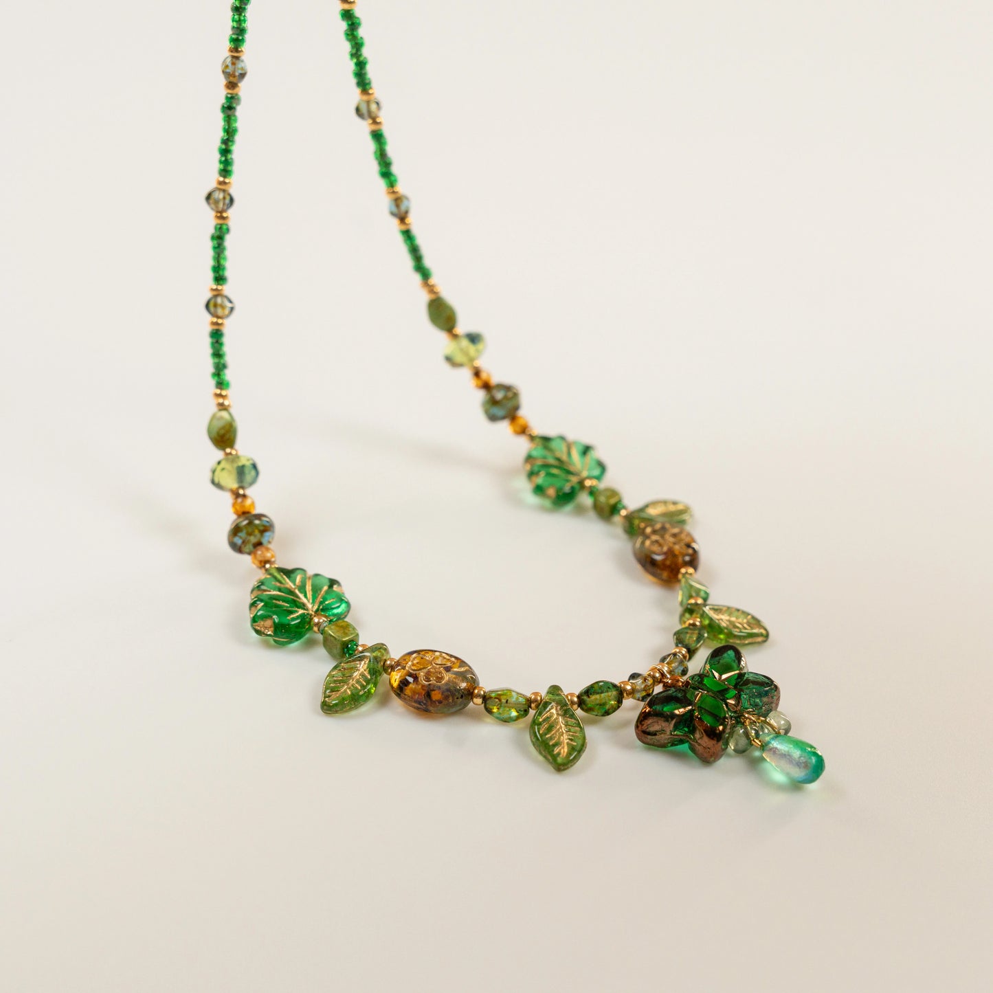 Kralenketting met vlindervormige in bosgroen