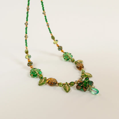 Kralenketting met vlindervormige in bosgroen