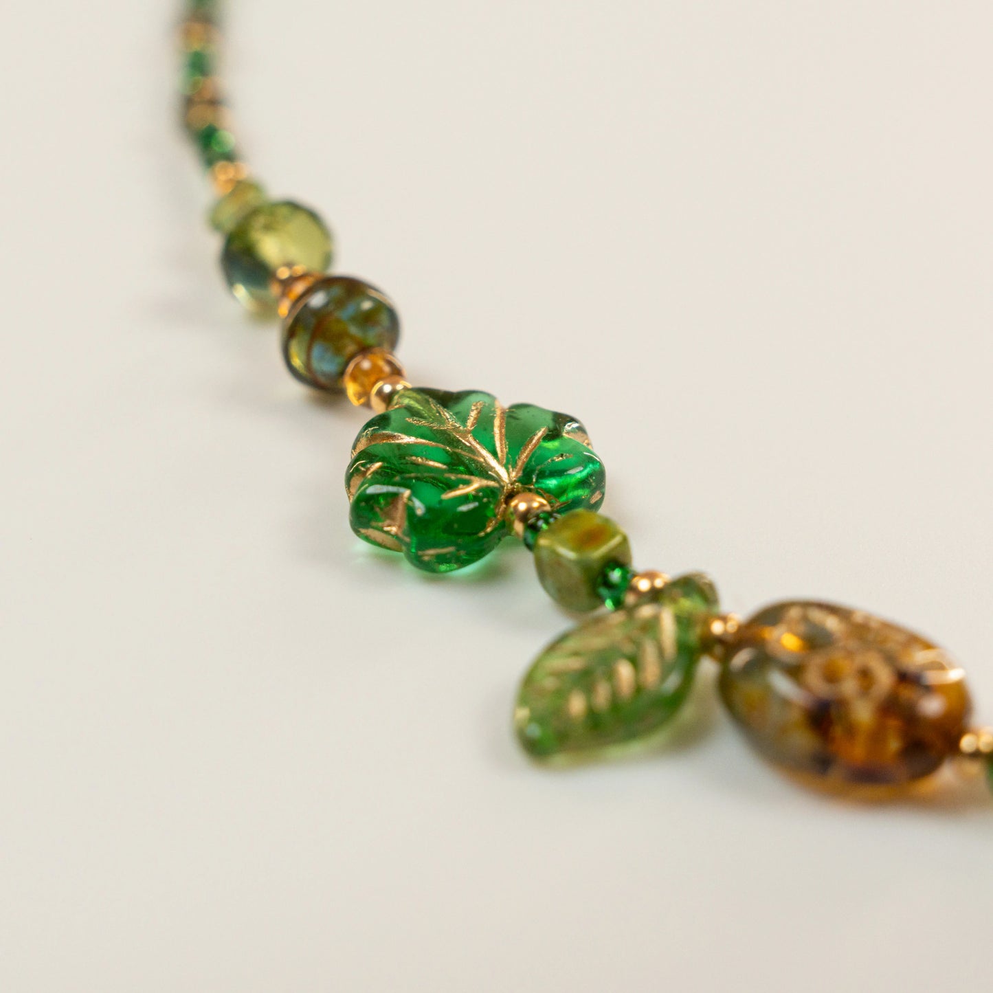 Kralenketting met vlindervormige in bosgroen