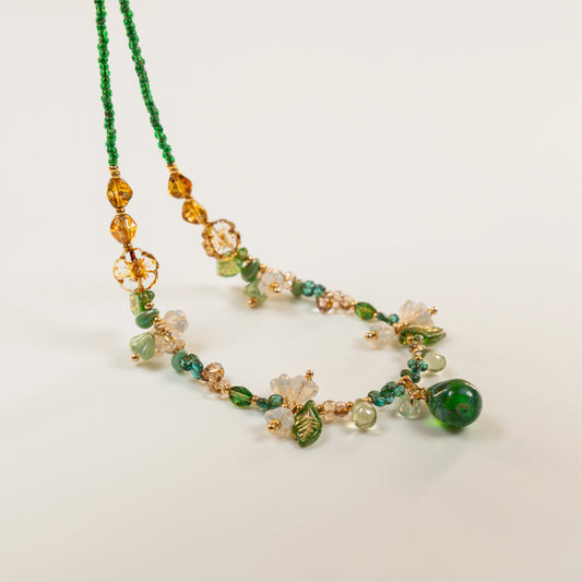 Kralenketting met bosgroene druppelkralen